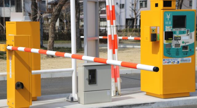 ゲート式駐車場の仕組み｜ロック板式との違いと導入費用を比較