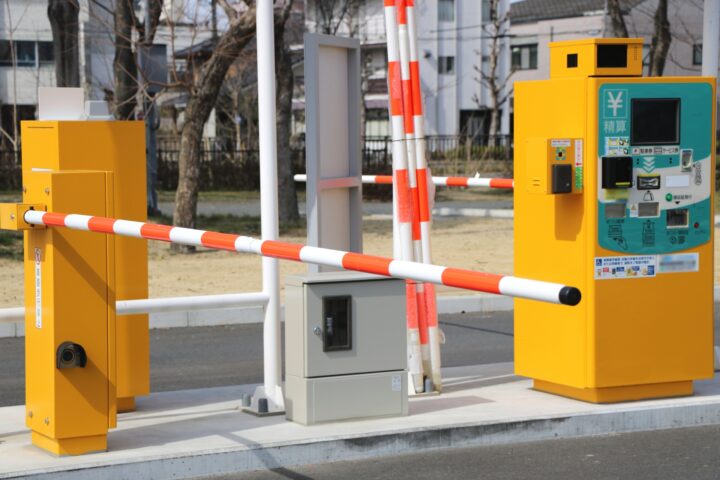 ゲート式駐車場の仕組み｜ロック板式との違いと導入費用を比較